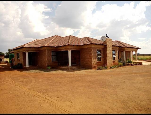 4 BEDROOM HOUSE FOR SALE IN ZUURBEKOM